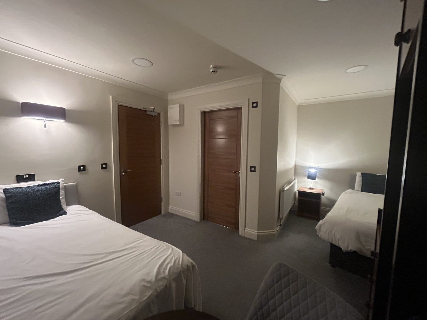 Standard Twin Room with two single beds and side lamp